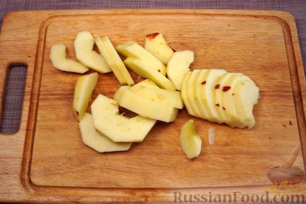 Слоёный рулет с савоярди, джемом, яблоками, орехами и изюмом