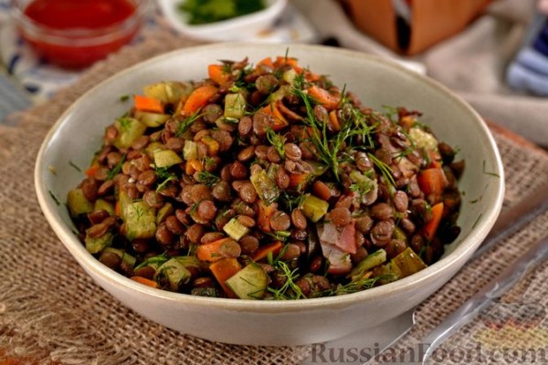 Салат из чечевицы с беконом, морковью и маринованными огурцами