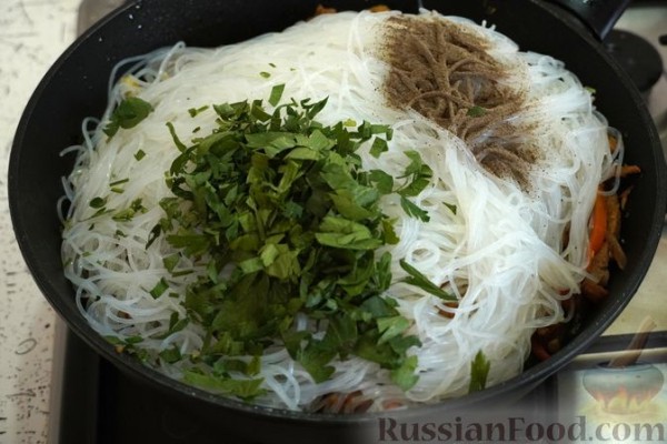 Фунчоза с цукини, грибами и соевым мясом