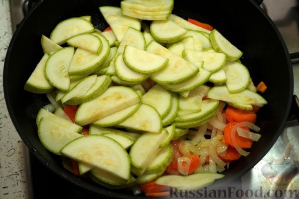 Рагу из кабачков, брокколи и грибов в сметанно-сырном соусе