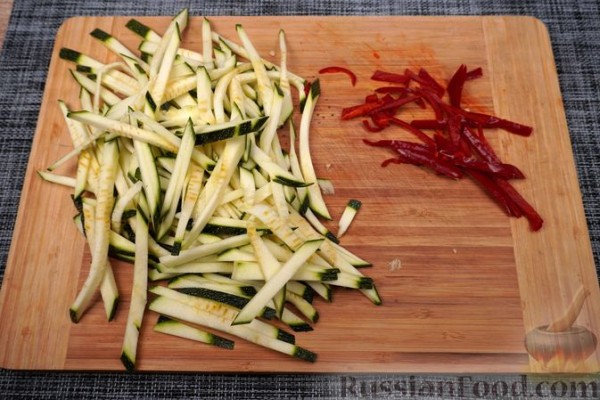 Фунчоза с цукини, грибами и соевым мясом