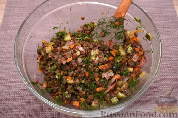 Салат из чечевицы с беконом, морковью и маринованными огурцами