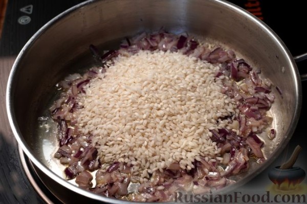 Ризотто с яблоками, вином, сыром и орехами