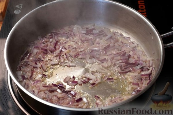 Ризотто с яблоками, вином, сыром и орехами