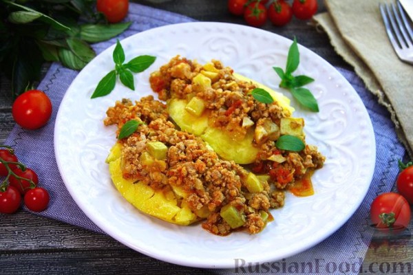 Запечённый картофель с мясным соусом и кабачками