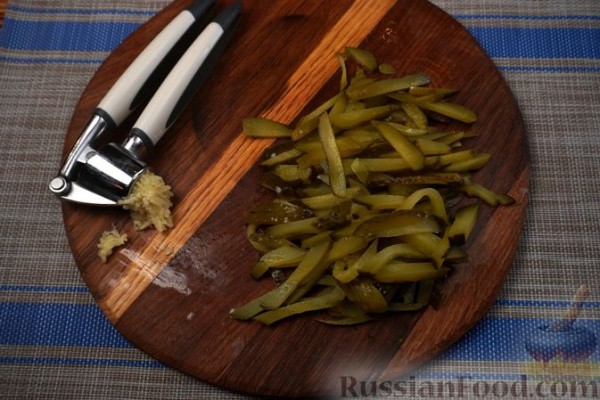 Слоёный салат с говядиной, огурцами, сыром и орехами