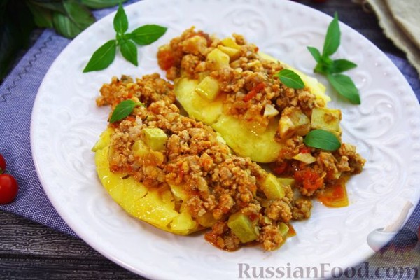 Запечённый картофель с мясным соусом и кабачками