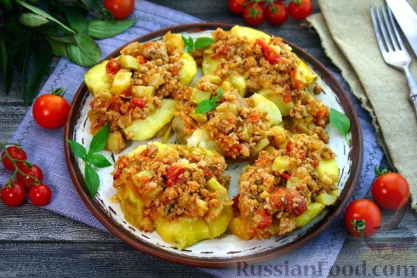 Запечённый картофель с мясным соусом и кабачками