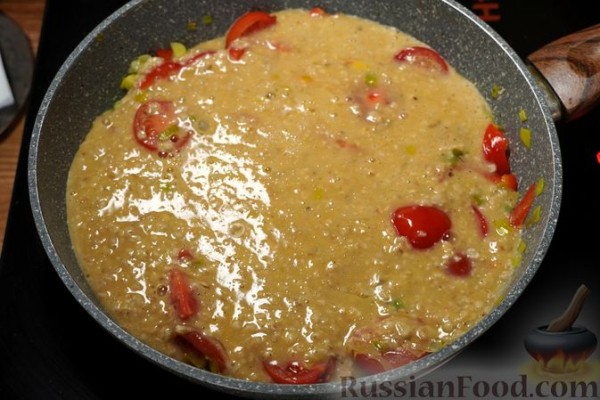 Омлет с перцем, помидорами, горохом и овсяными хлопьями