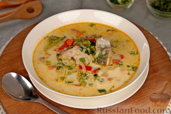 Рыбный суп с брокколи, рисом и сливками