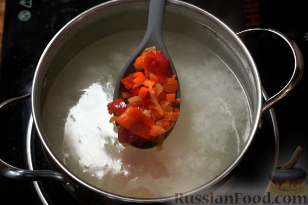 Рыбный суп с брокколи, рисом и сливками