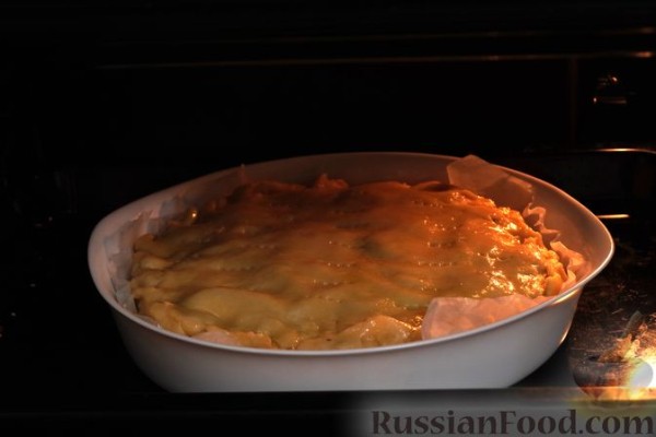 Закрытый песочный пирог с яблочно-луковой начинкой