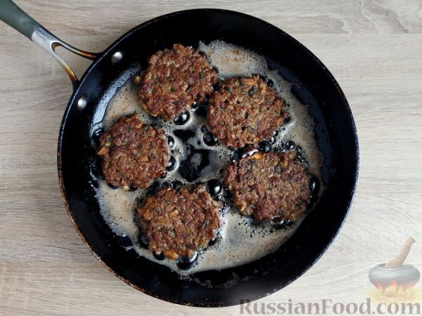 Рубленые котлеты из куриной печени с шампиньонами и зеленью