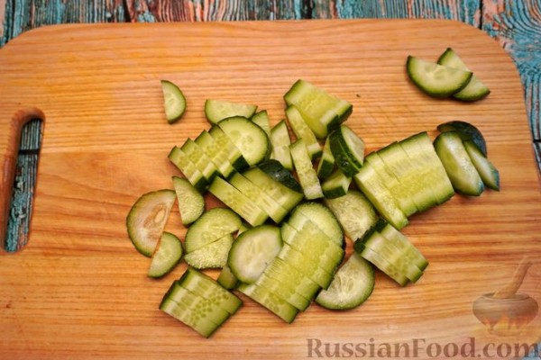 Салат с грейпфрутом, беконом, огурцом и яйцами