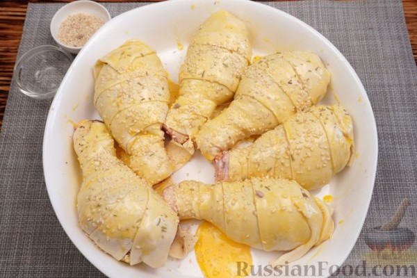 Куриные голени, фаршированные сыром, в слоёном тесте