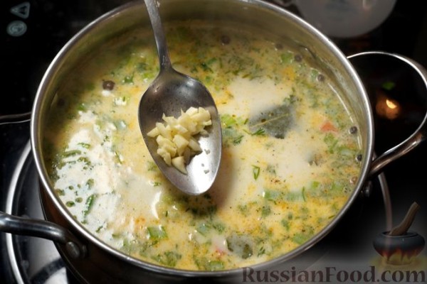 Рыбный суп с брокколи, рисом и сливками