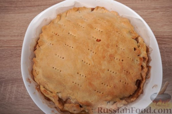 Закрытый песочный пирог с яблочно-луковой начинкой