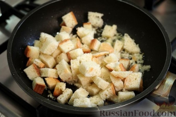 Салат с маринованными огурцами, сыром и сухариками