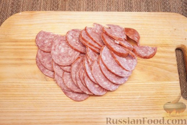 Закусочный пирог из лаваша с колбасой и сыром