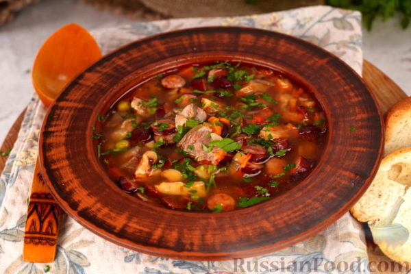 Суп с говядиной, охотничьими колбасками и грибами