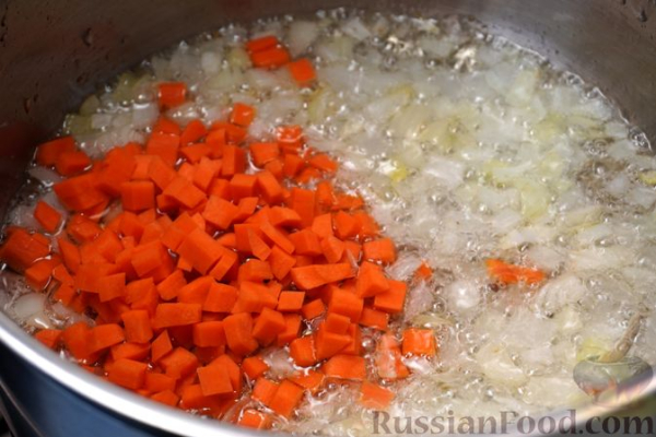 Суп с говядиной, охотничьими колбасками и грибами