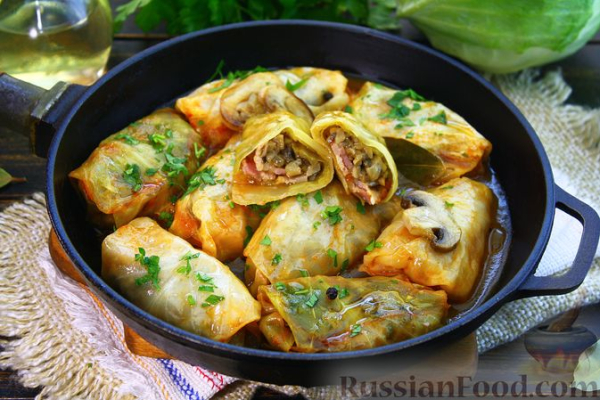 Голубцы по-закарпатски с копчёной грудинкой и грибами