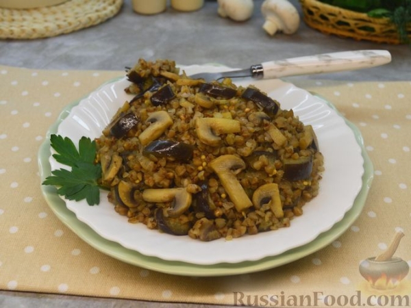 Гречка с грибами и баклажанами, на сковороде